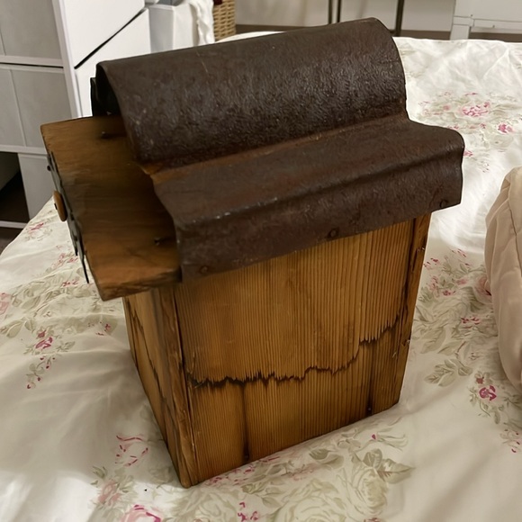 Birdhouse with tin roof - Picture 4 of 12